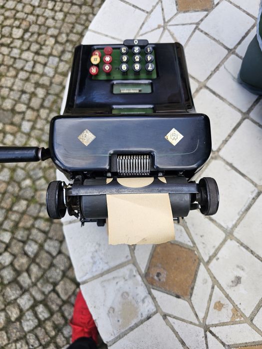 Zabytkowa maszyna licząca (kalkulator)