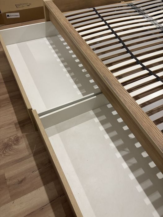 Cama com estrado e gavetas