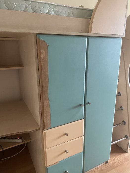 Кровать детская,стол,шкаф.