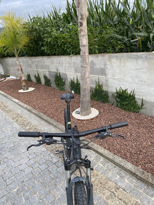 Bicicleta CUBE.   .