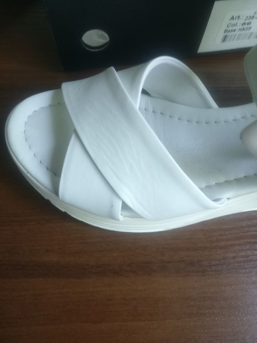 Босоножки кожаные Derem