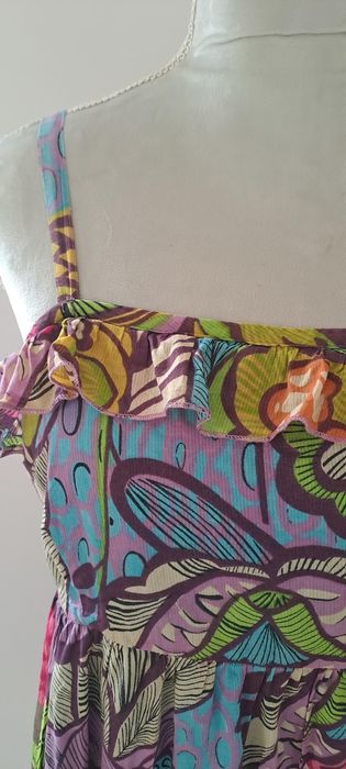 Vestido de alças curto com padrão colorido