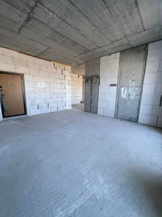 Продам 2-кімн. квартиру в ЖК Гімназист. Без ремонту. Велика тераса. Вихід з вітальні та спальні. 7 поверх. 83м.