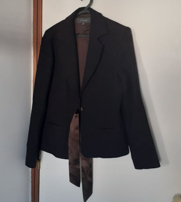 Casaco curto cor de café