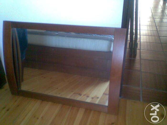 Espelho de parede em cerejeira.