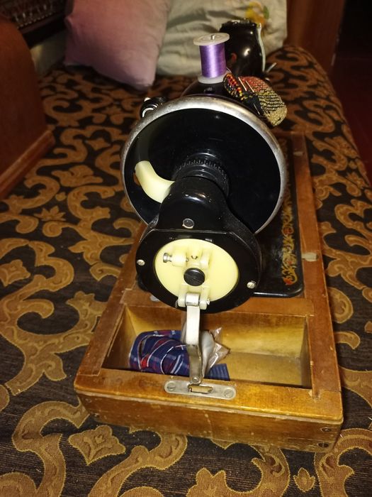 Швейна машинка,механічна,в користуванні майже небула