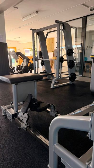 Máquina Glute Raiser