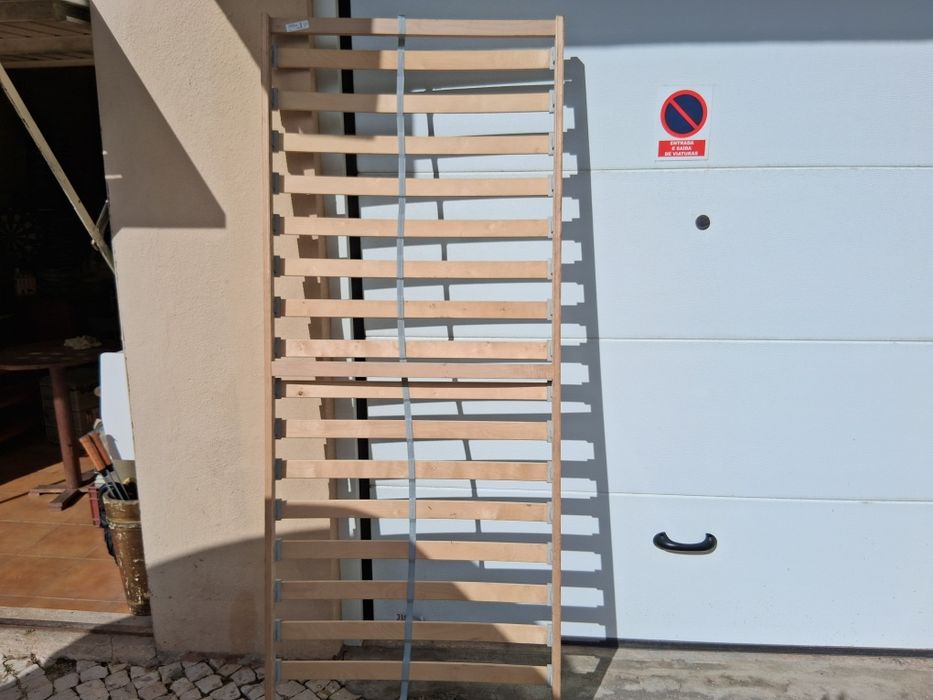 Estrado para cama. Estrutura em madeira.