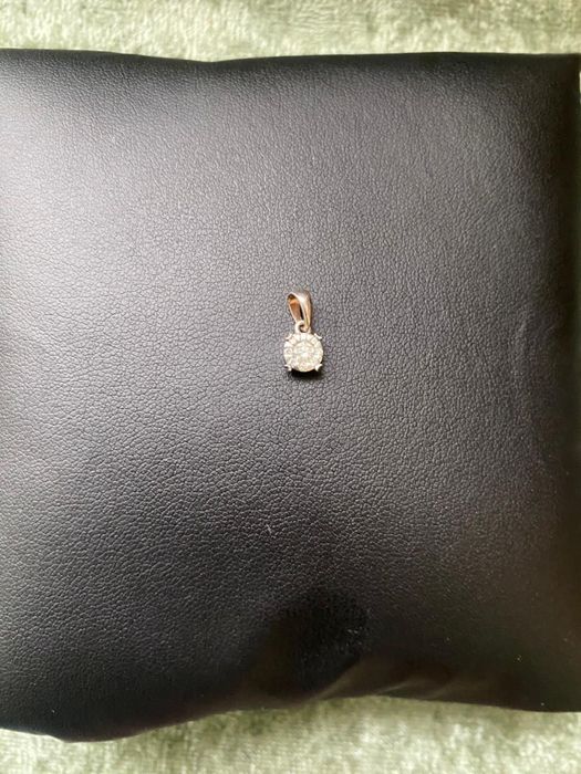 Біла підвіска з золота з бриліантом