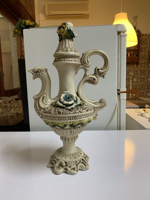 Jarra trabalhada com flores em relevo