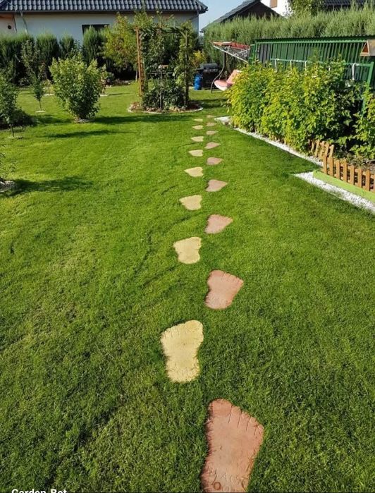 Stopy na ścieżkę do ogrodu