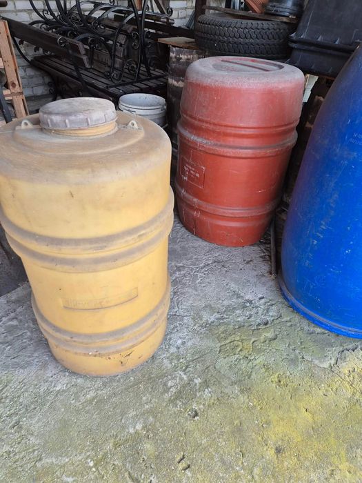 Beczki metalowe i plastikowe