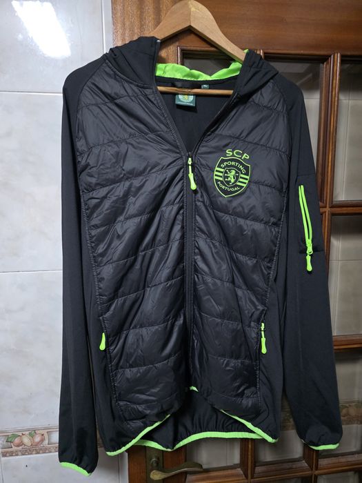 Casaco preto e verde do sporting