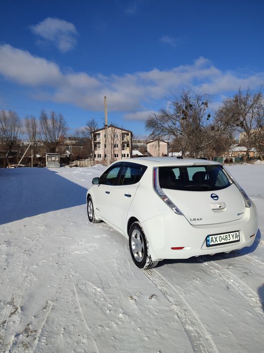 Nissan leaf электромобиль