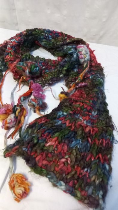 Cachecol unisexo malha colorida é pompons