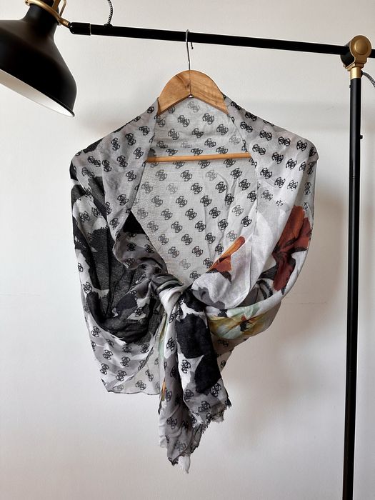 Lenço / cachecol com estampa Guess