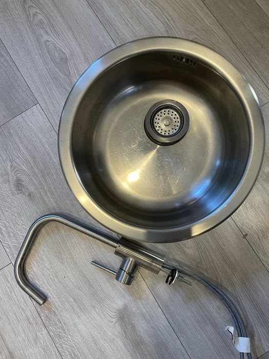 Zlew kuchenny z bateria i syfonem Ikea.