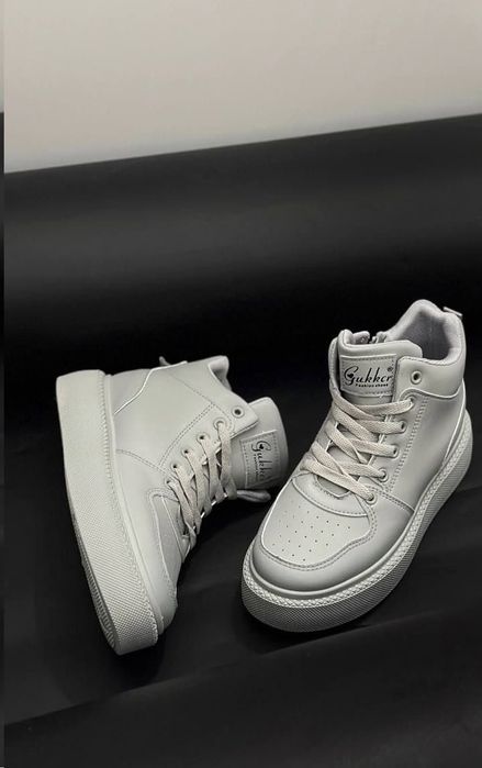 Жіночі утеплені кросівки.