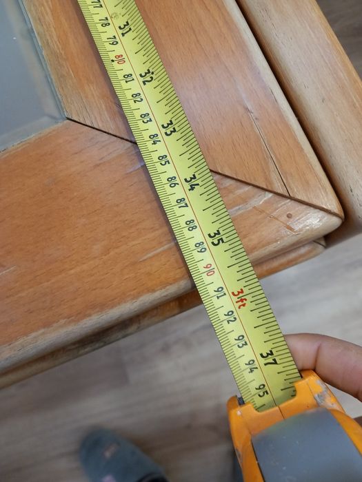 Mesa quadrada de vidro e pés em madeira