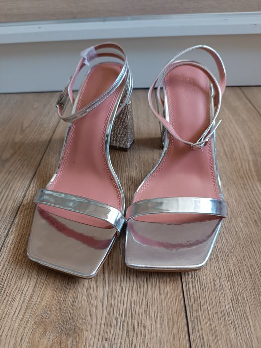 Srebrne sandały na obcasie