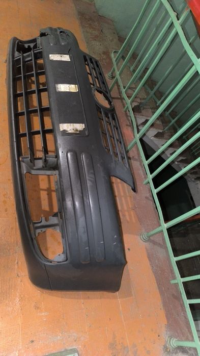 бампер caddy 3  трохи тріснутий