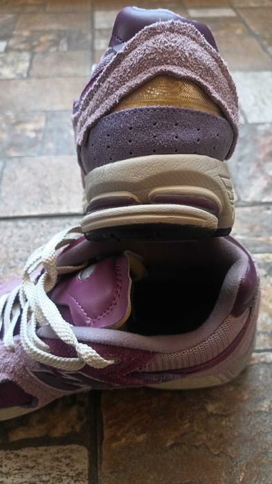 Кросівки New Balance розміром 42 (нові) та куртка New Balance розміром М