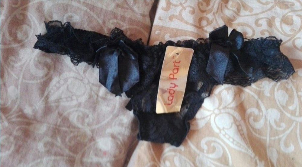 Czarne majteczki stringi
