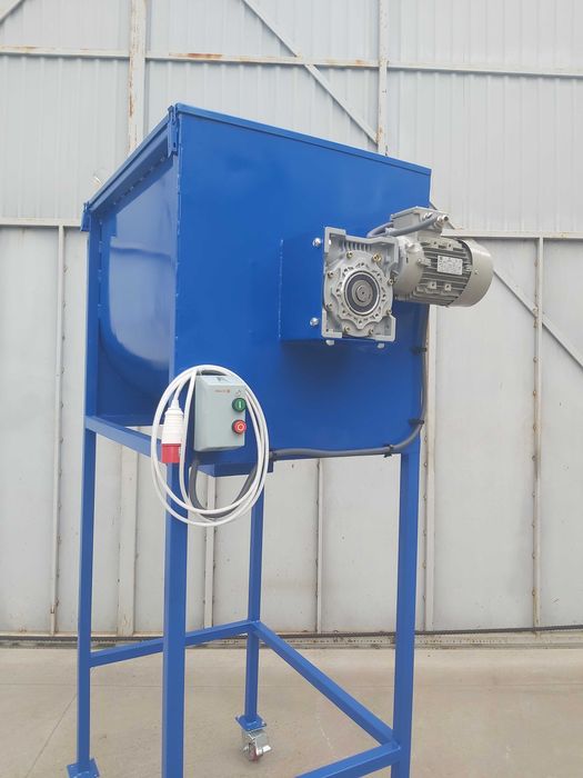 Змішувач кормів, сумішей,кормозмішувач горизонтальний