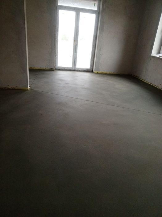 Професійна стяжка підлоги.