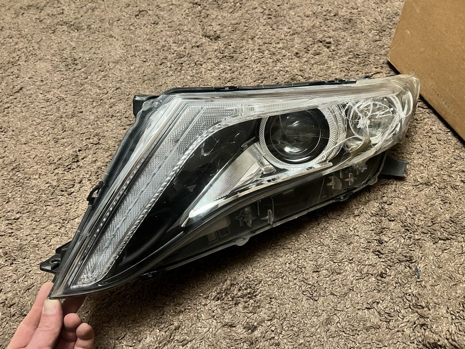 Фара від тойота венза 2013