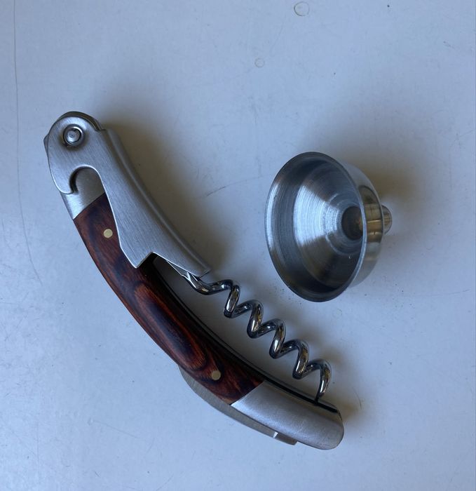 Garrafa de bolso, 2 copos de shot, funil e saca-rolhas