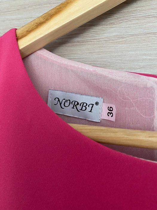 Efektowna różowa sukienka z falbankami