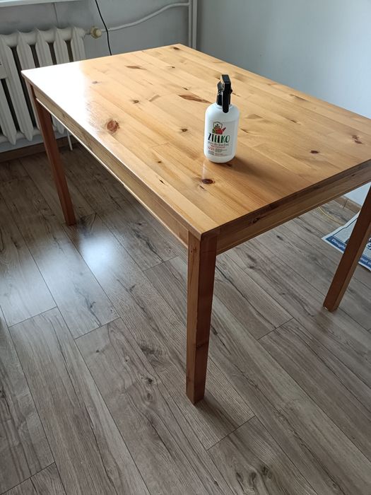 Stół Ikea, może służyć za biurko.