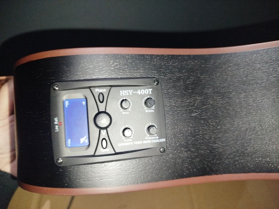 Soundsation  Guitarra acústica 
Dreadnought Cutaway c/preamp CODY 
DNC