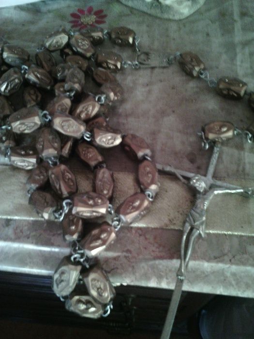 Terço grande de parede dourado