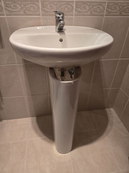 Lavatório com pé Roca