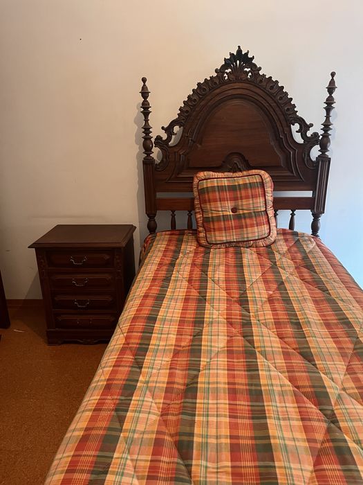 Conjunto de quarto clássico em madeira – cama, roupeiro e escrivaninha