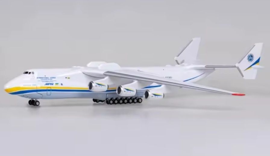 Модель літака Ан-225 "Мрія". Масштаб 1:400.