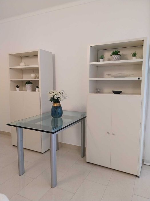 Duas Estantes e Mesa metálica com vidro temperado