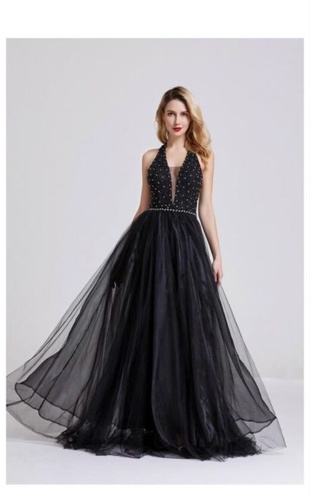 Sukienka balowa z cekinami i odkrytymi plecami