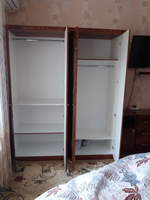 Меблі для спальні: ліжко, шафа, комод