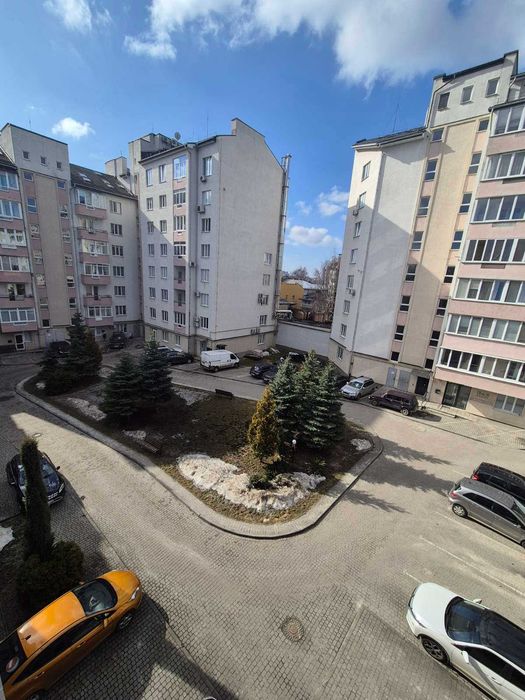 Продаж 5 кімнатної квартири з ремонтом, вул. Головацького