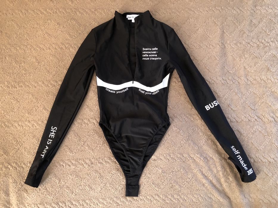 Боді чорного кольору з тату принтом One by one