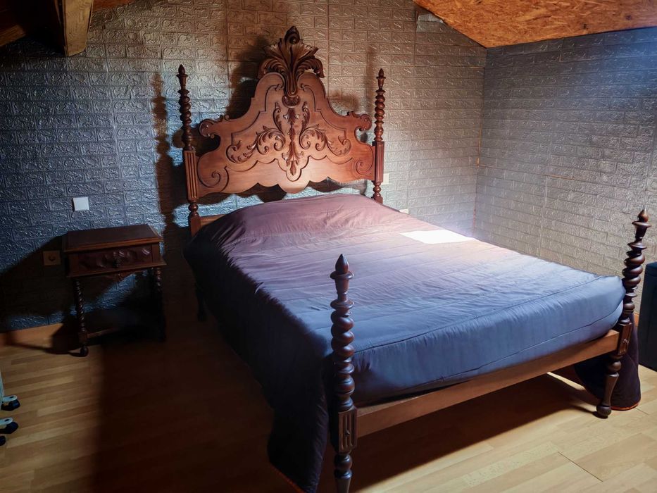 Cama Casal Completa (sem colchão) + 1 Mesinha Cabeceira