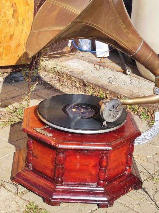 Винтажный граммофон His Master’s Voice — антиквариат / ретро