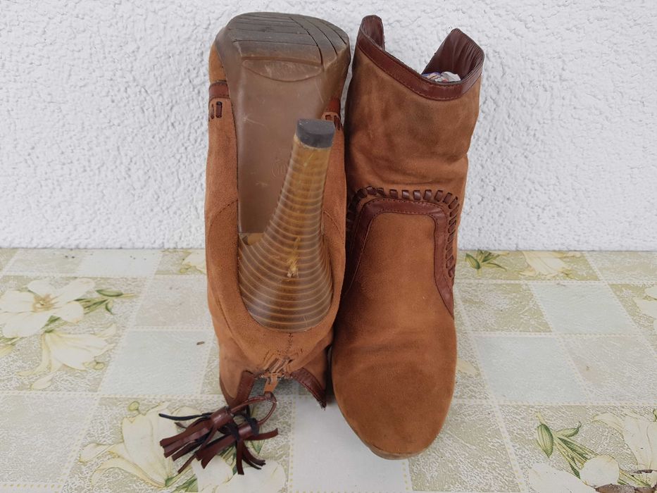 Eleganckie brązowe botki z ozdobnymi detalami i zamkiem z tyłu./40/