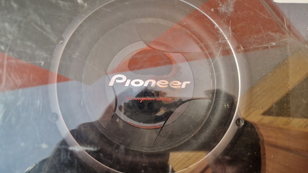 Subwoofer c/caixa, amplificador e condensador.