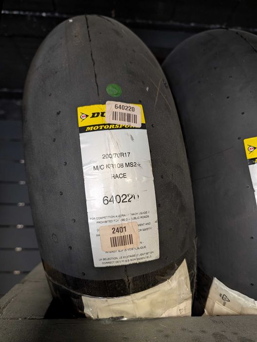 Venda de pneus Dunlop 125/80 + 200/70 (novos+usados, pneus para chuva)