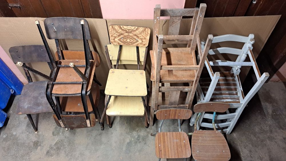 Varias cadeiras de diferentes design e tamanhos