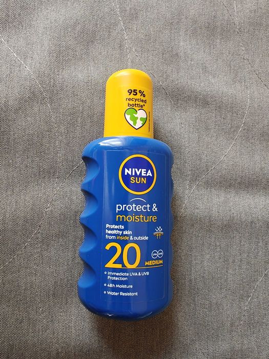 Nivea Sun Protect & Moisture balsam spray do opalania SPF 20, 200 ml